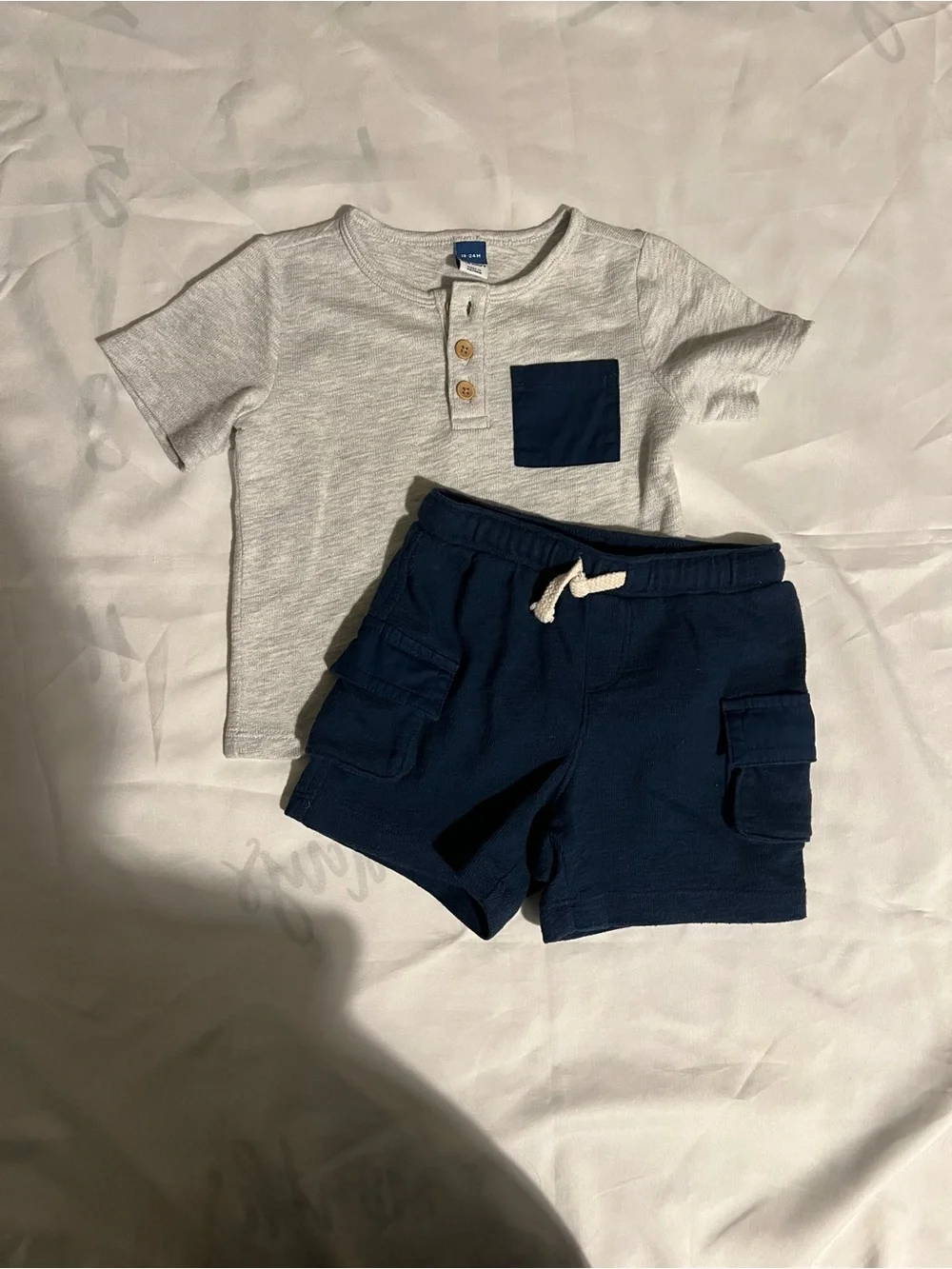 Old Navy Toddler Two-Piece Henley Set with Navy Pocket & Shorts Size 18-24 Month